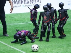 仿人机器人之间的首次自主足球比赛标志着人工智能驱动的机器人实时互动技术发展的一个里程碑。(图片来源：ECNS）