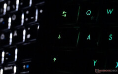 在右边，Z16P的键盘被设置为白色。在左边，有另一台笔记本电脑。
