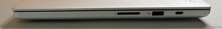 右侧:SD卡读卡器(UHS-II)、USB-A 3.2 Gen 2(10 GBit/s)、USB-C 3.2 Gen 2(10 GBit/s,DisplayPort ALT Mode 2.1,Power Delivery 3.0)