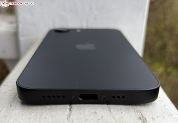 底部：麦克风、USB-C 2.0、扬声器