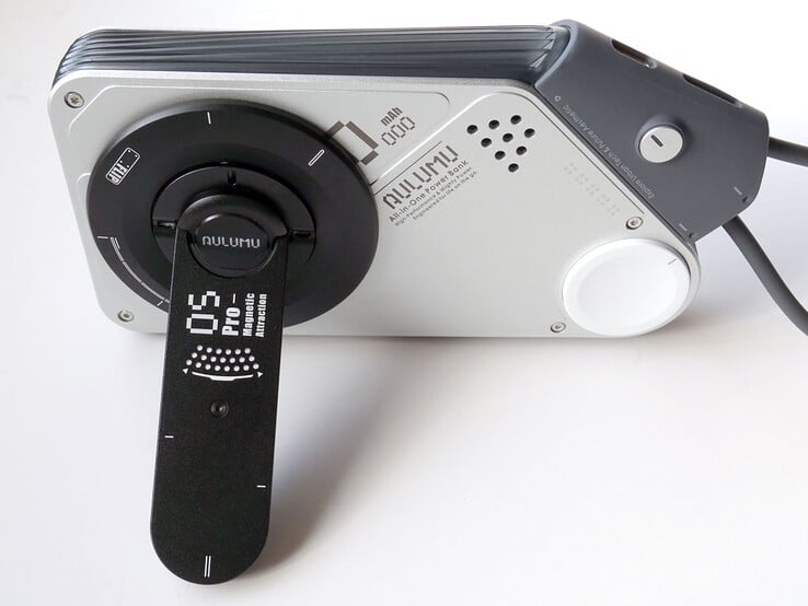 配备 Aulumu G05 Pro 多功能工具支架的 M10 移动电源。