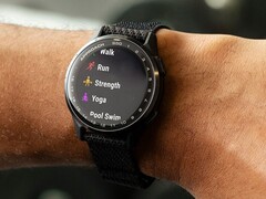 Garmin 的 Approach S44 和 S50 智能手表（如图）正在接受新的稳定更新。(图片来源：Garmin）