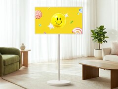 最新款 LG 智能电视在一个特别高的支架上安装了 32 英寸 4K 显示屏。