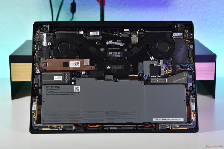 联想 ThinkPad X1 Carbon Gen 13：铝合金版，带 5G/WWAN 天线。