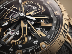 Roger Dubuis罗杰杜彼Excalibur Spider飞返计时码表（如图）的表冠为粉红金色，漆环与整体配色相呼应。(图片来源：Roger Dubuis罗杰杜彼）