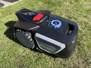 Sunseeker V1 驶向草坪边缘...