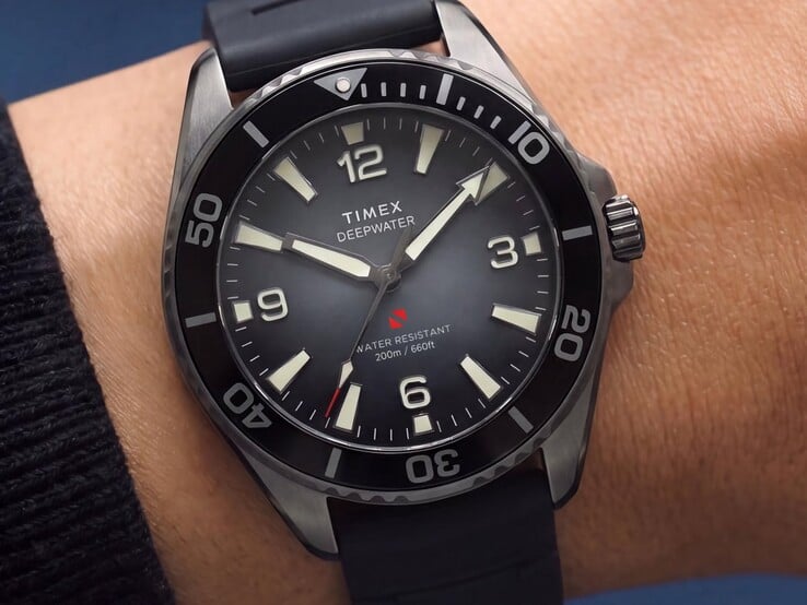 Timex Deepwater Arctic 200 潜水腕表,配有烟熏渐变表盘、黑色陶瓷表圈、夜光时标和黑色橡胶表带,佩戴在手腕上。