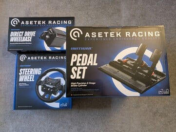 Asetek Initium Racing Bundle 零售包装。
