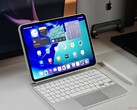 iPad Pro M5 与白色 Magic Keyboard 和Apple Pencil 放在桌子上。(图片来源:Notebookcheck)