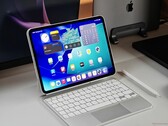 iPad Pro M5 与白色 Magic Keyboard 和Apple Pencil 放在桌子上。(图片来源：Notebookcheck）