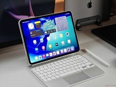 iPad Pro M5 与白色 Magic Keyboard 和Apple Pencil 放在桌子上。(图片来源:Notebookcheck)