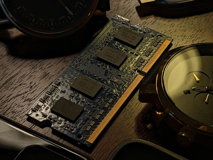 木桌上的内存模块（图片来源：Obi Onyeador/Pexels）