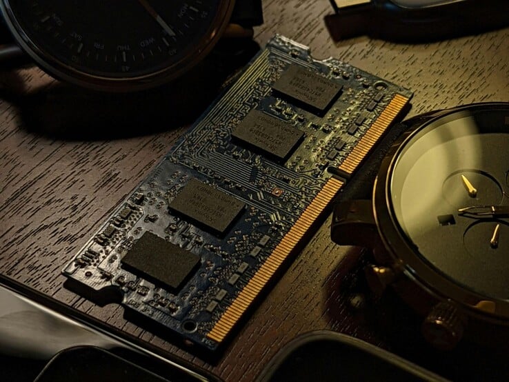 木桌上的内存模块(图片来源:Obi Onyeador/Pexels)