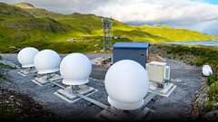 在阿拉斯加安装首个 Starlink 社区网关(图片来源:SpaceX)