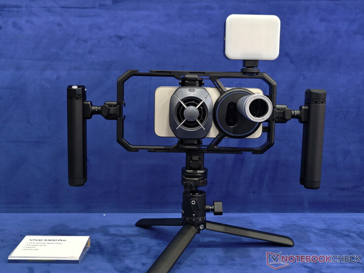 vivo X300 Pro 位于 X300 Ultra 的摄像头笼内。