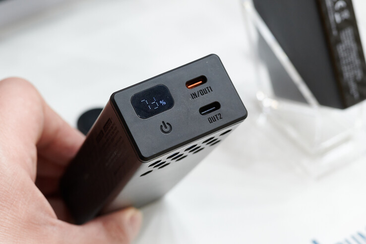 显示屏通过摄像头闪烁，但肉眼无法看到