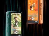 袖珍型 HiBy R3Pro II 数字音频播放器采用双 DAC 和四放大器，支持平衡耳机的无损音乐播放。(图片来源：HiBy）