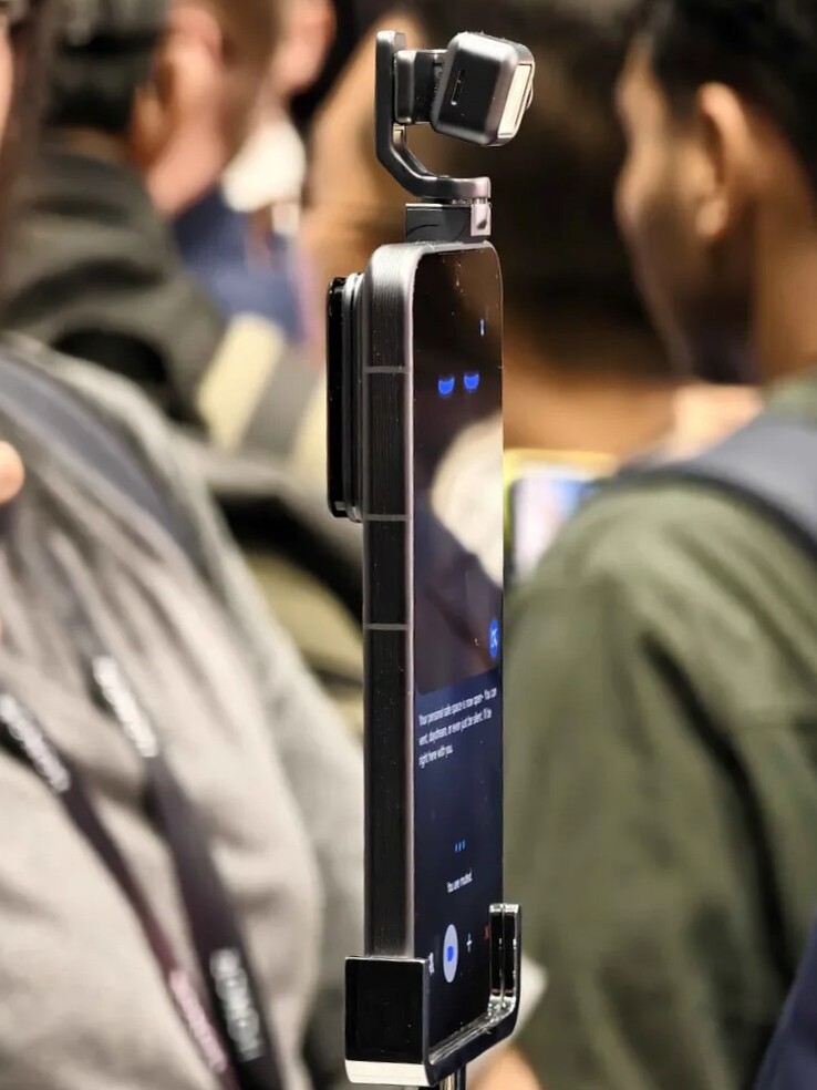 Honor Robot Phone 三轴云台相机已安装使用。