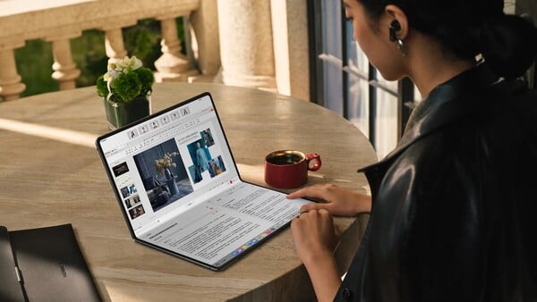 华为 MateBook Fold 可在没有实体键盘的情况下使用。(图片来源：华为）