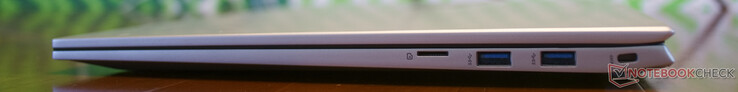 microSD；2个USB 3.2 Gen 1（Type-A）；电缆锁插槽（超薄Kensington锁）。