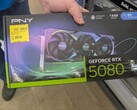 从沃尔玛以低于 MSRP 的标价购买的 PNY RTX 5080 GPU。(图片来源：CPrizzy on Reddit）