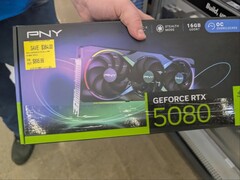 从沃尔玛以低于 MSRP 的标价购买的 PNY RTX 5080 GPU。(图片来源：CPrizzy on Reddit）