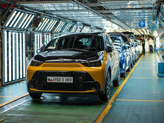 新款 Aygo X Hybrid 是 A 级车中唯一的全混合动力车型,目前在捷克科林生产。(图片来源:丰田)