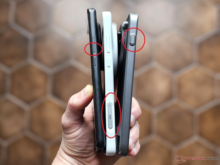 三代 vivo，三种相机快捷方式：从左到右：vivo X100 Pro、vivo X200 Ultra、vivo X300 Pro（旋转 180 度）