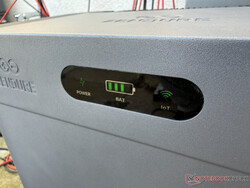 SolarFlow 2400 Pro 上的小型显示屏提供有关充电状态的信息