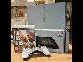 手工定制的 "PS3 Slim Pro"，带有 30 周年徽标，旁边是 DualShock 3 手柄和《最后的我们》保护套。(图片来源：Fun-Equivalent-7785 via Reddit / r/PS3）