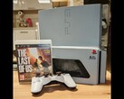 手工定制的 "PS3 Slim Pro",带有 30 周年徽标,旁边是 DualShock 3 手柄和《最后的我们》保护套。(图片来源:Fun-Equivalent-7785 via Reddit / r/PS3)