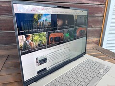 室外（明亮的白天，无阳光直射）