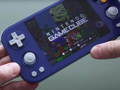 Anbernic RG476H 以 Gamecube 为灵感的颜色上手拍摄。(图片来源：Retro Game Corps）