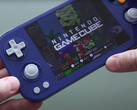 Anbernic RG476H 以 Gamecube 为灵感的颜色上手拍摄。(图片来源：Retro Game Corps）