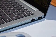 联想 IdeaPad Vibe:右侧接口。