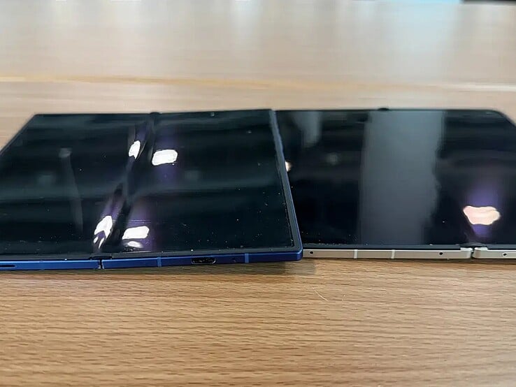 Galaxy Z Fold 7(左)与 Oppo Find N6(右)相邻。