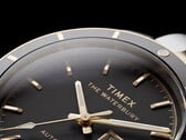 Timex Waterbury Heritage 自动腕表黑色表盘的特写，展示了其多面夜光指针、时标、星期日期显示以及黑色表圈。