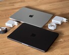 很快，所有 MacBook Pro 14 都能为两台外接显示器供电。(图片来源：Notebookcheck）
