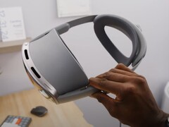 三星Galaxy XR 耳机。(图片来源：YouTube 上的 MKBHD，截图）