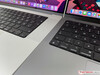 MacBook Pro 16 2021（左）与MacBook Pro 14 2021（右）相比。