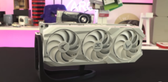 PowerColor 红魔 RX 9070 XT 限量光谱白色版将于 4 月 8 日上市（图片来源：OC3D TV、YouTube）