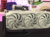 PowerColor 红魔 RX 9070 XT 限量光谱白色版将于 4 月 8 日上市（图片来源：OC3D TV、YouTube）