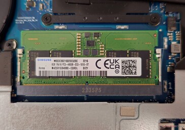 只能额外安装一个 DDR5 SO-DIMM