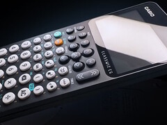 卡西欧 fx-CG100 ClassWiz 可编程图形计算器具有 2,900 多种功能，可以解决简单和困难的数学问题。(图片来源：卡西欧）