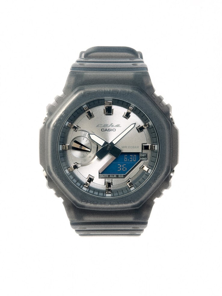 GA-2100 腕表将拉丝银色表盘与半透明烟灰色表圈及表带相搭配,呈现出鲜明的复古未来主义风格。