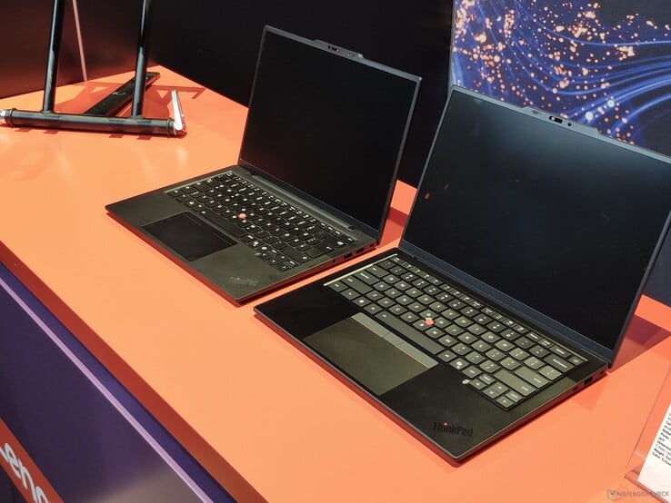 联想 ThinkPad X1 Carbon 13（左）与联想 ThinkPad X1 Carbon 14（右）（图片来源：Benjamin Herzig）