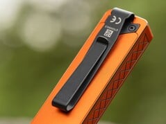 Olight ArkPro Ultra 的背面配有一个坚固的金属夹。