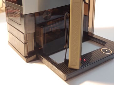 状态指示灯隐藏在手电筒后面。(图片来源:Notebookcheck)