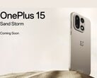 OnePlus 15 沙暴版智能手机在沙漠沙地背景下展示的三摄像头设置。(图片来源：OnePlus）