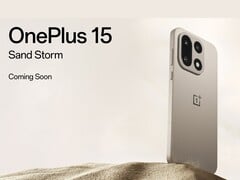 OnePlus 15 沙暴版智能手机在沙漠沙地背景下展示的三摄像头设置。(图片来源：OnePlus）